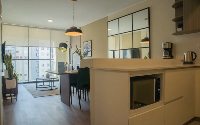w Striking 1BR w Perfect Balcony Near Kennedy Park