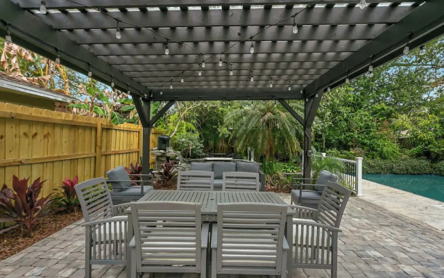 Pool House Oasis - Home for 6