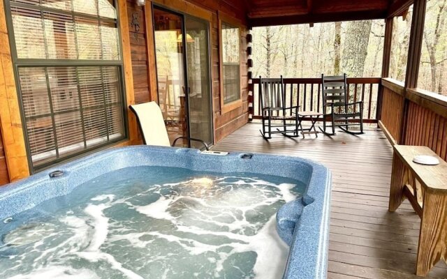 Perfectly Private! Hot Tub, King Sized Bed, Grill, Washer/dryer, and Motorcycle Friendly! Studio Cabin by Redawning