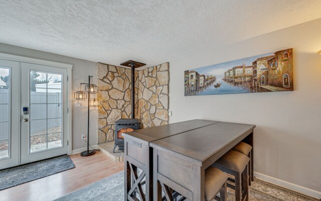 Cozy Nampa Escape w/ Fireplace + Smart TV!