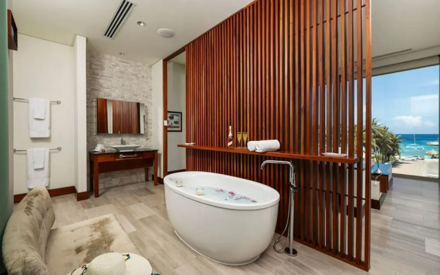 NEW Luxury 4BR Beachfront Villa w Infinity Pool