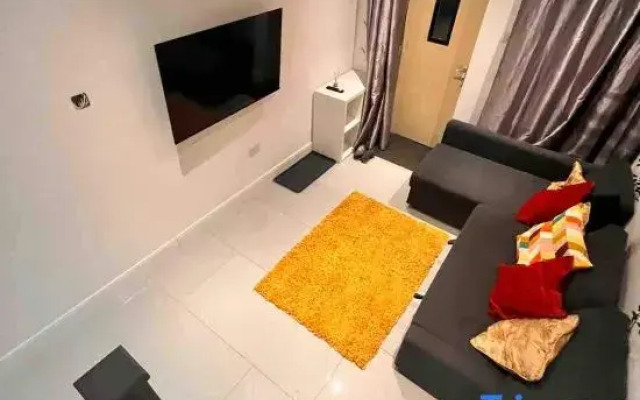 Greenwich Oasis Near o2 arena with Spacious Charm