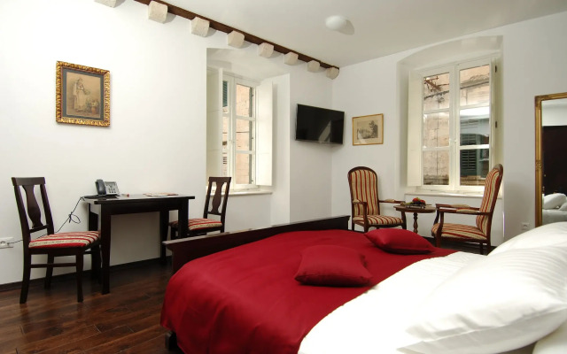 SUNce Palace Apartments with free offsite parking
