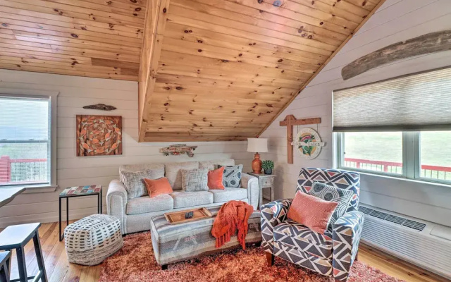Cheery Pet-friendly Studio w/ Shared Fire Pit