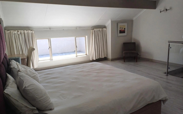 Mount Royal 09 - Large 1 bed with balcony