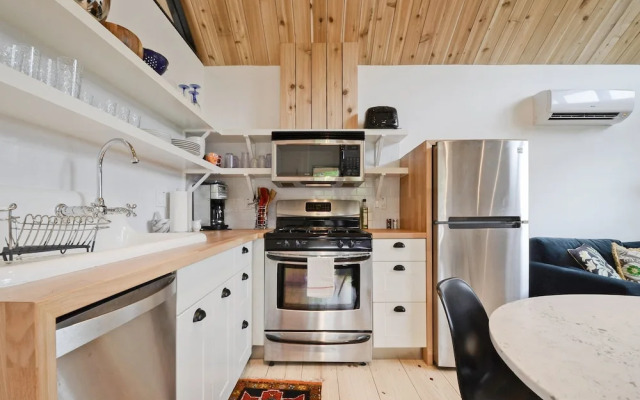 1BR SoCo Treehouse Studio by RedAwning