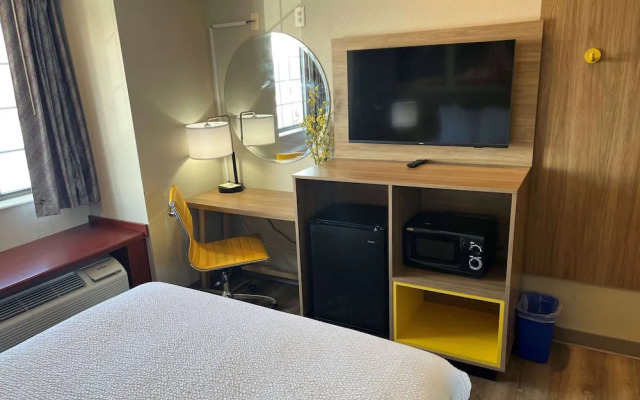 Days Inn - Near Kansas Speedway