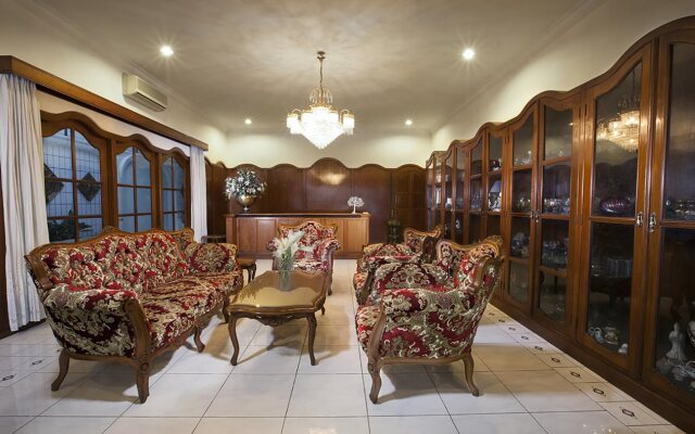 Raintree Boutique Villa & Gallery