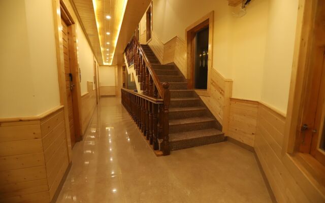 Golden Wood Manali By Rosetum