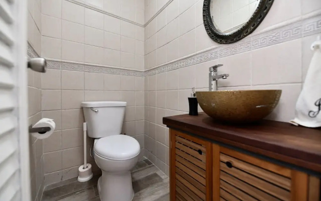 Ocean View! Fully Renovated Villa, Private Pool!