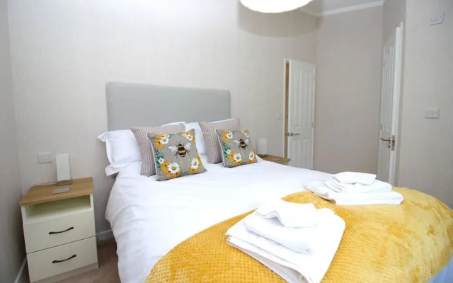 Hollicarrs - Bumblebee Lodge