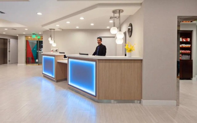 Holiday Inn Express & Suites Hollywood Walk Of Fame