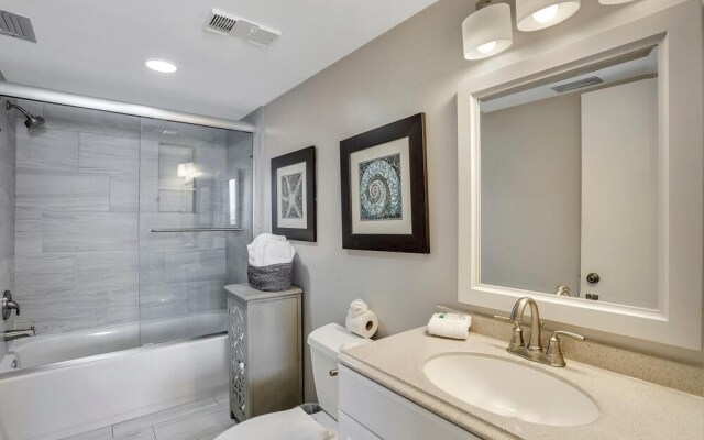 Charming Beachfront Condo With Pool, spa and Views