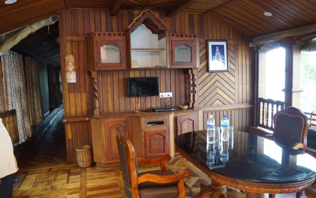 Soma Houseboat
