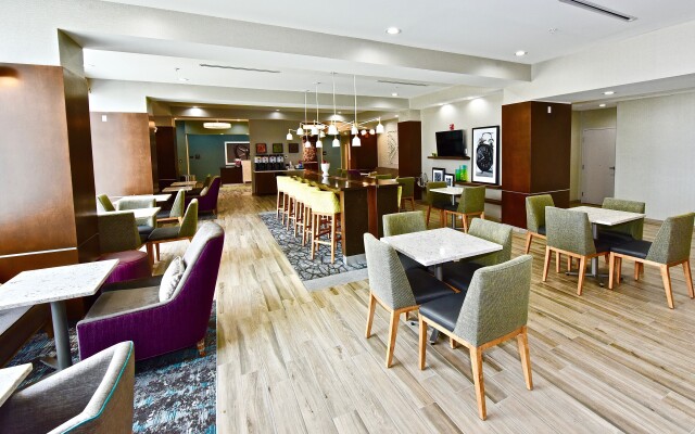 Hampton Inn & Suites Oakwood Village-Cleveland