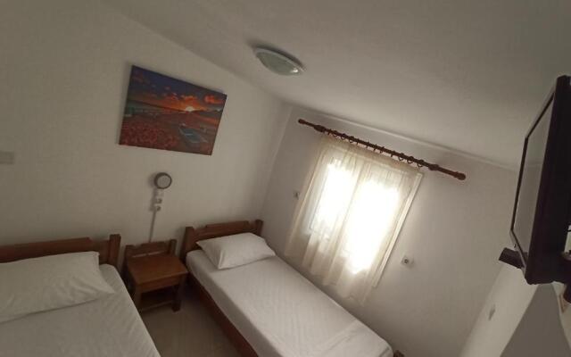 MELINA'S house