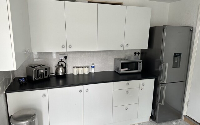 Immaculate 4-bed House in Enfield Near Enfield loc
