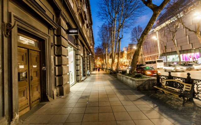 Апартаменты Dat Exx on Freedom Square