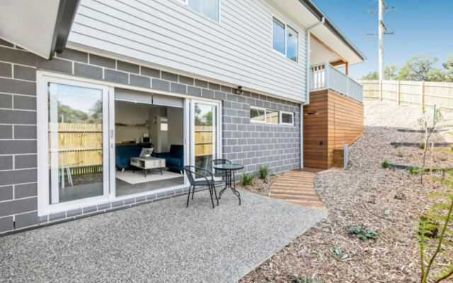 HALE KUPA Rye Beach House Spa Table Tennis