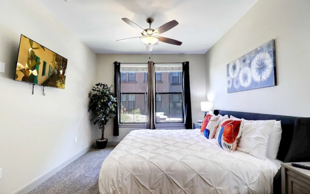Rooftop Pool with Views-King Beds-Parking 1123