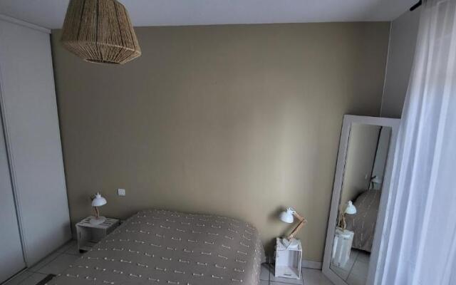 Appartement 2 chambres Balcon Parking privé Centre Village