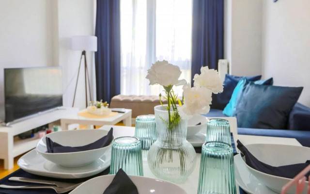 Business-friendly Res With Pool in Fikirtepe