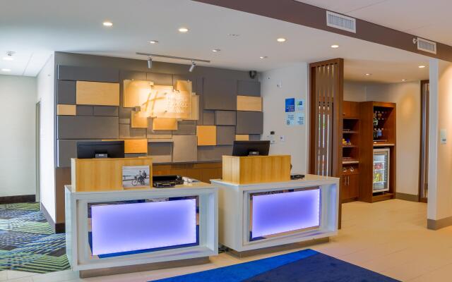 Holiday Inn Express & Suites Detroit Northwest - Livonia by IHG