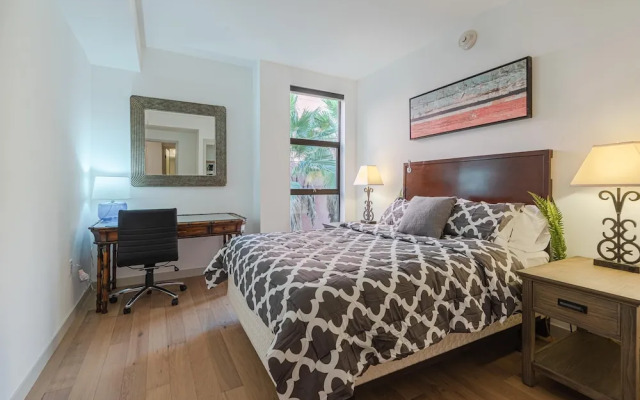 Gorgeous Hollywood Living - 2 Bedroom