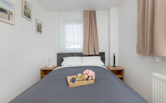 Boczna Apartment Near The Sea by Renters