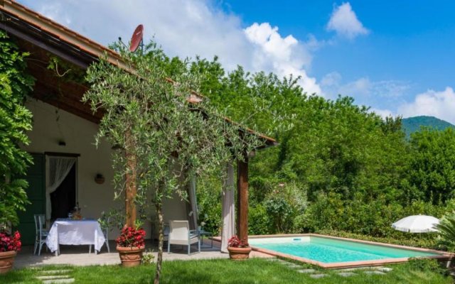 villa con piscina esclusiva nel verde