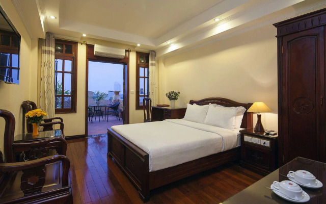 Lucky 3 Hotel & Travel