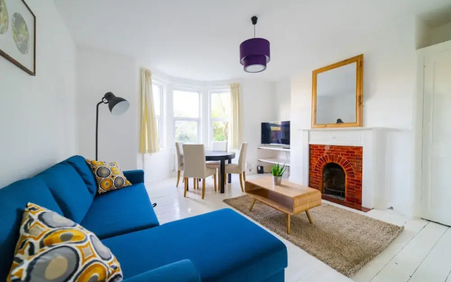 Bright Modern Oldfield Apartment