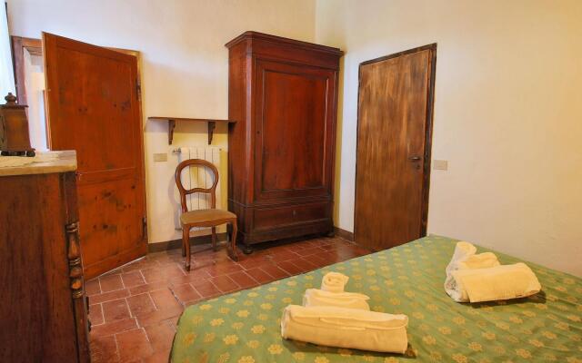 Apartment in a farmhouse with swimming pool