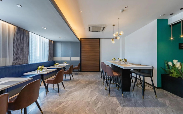 Ginza Jiayue Select Hotel (Qihe Wanda Plaza Spring City Oulebao)