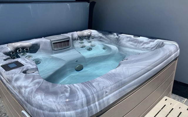 Relaxing in Paradise w Private Roof Top Deck!!