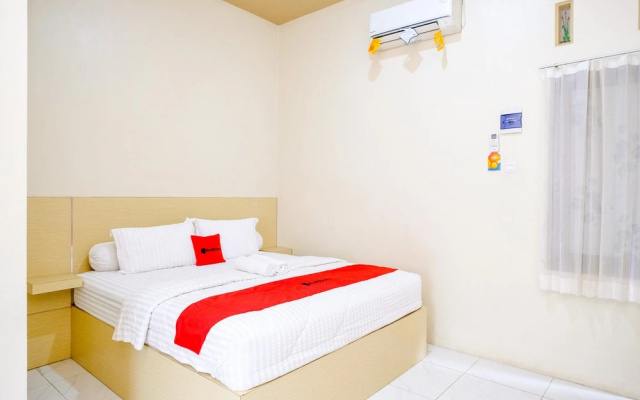 RedDoorz at Dewanti Syariah near Stasiun Tulungagung – Guest Rooms – Tulungagung