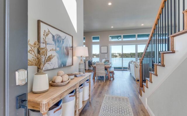 Lakefront Granbury Retreat w/ Patio & Fire Pit
