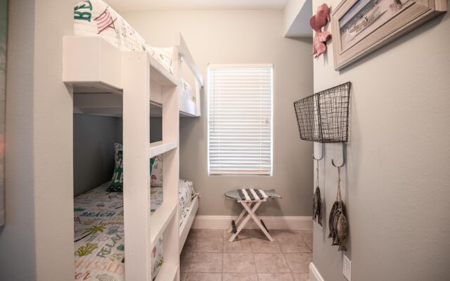 Laketown Wharf - 810