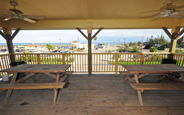 Bluff's Landing Marina and Lodge
