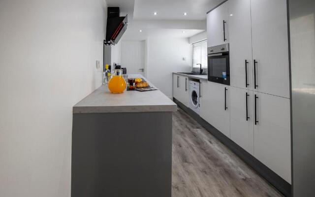 Abingdon House 4 Bedrooms Workstays UK