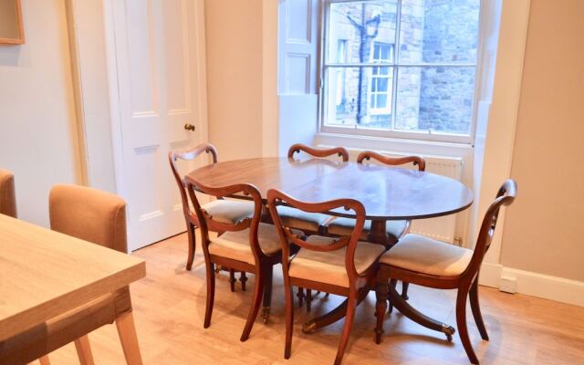 Homely 2 Bedroom Apartment in Stockbridge