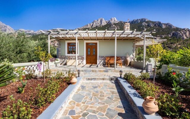 Reisis Family Residence