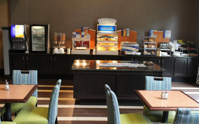 Holiday Inn Express & Suites Starkville by IHG