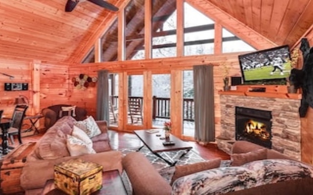 Smoky Bear Lodge 4 Bedroom Home with Hot Tub