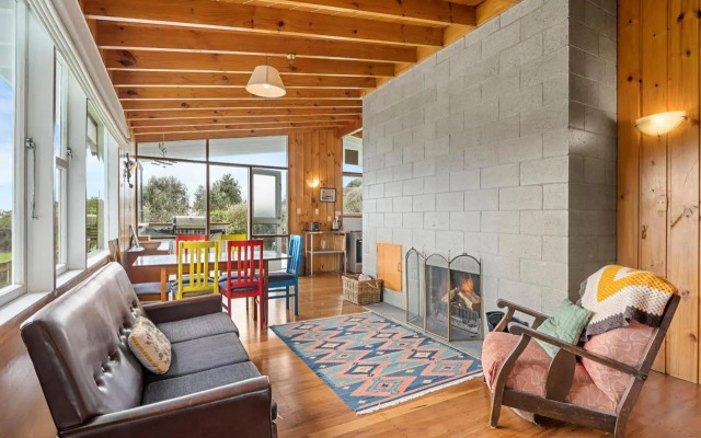 Queenie - Waikanae Beach Holiday Home