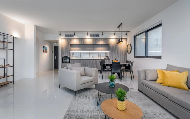 Spacious & Design 2BDR W/ balcony and parking