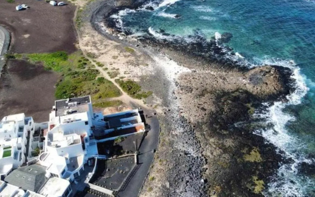 BLUE BREEZE house with pool facing sea