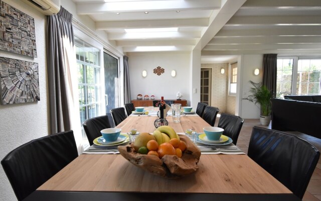 Luxury Holiday Home in Oostvoorne by the Lake