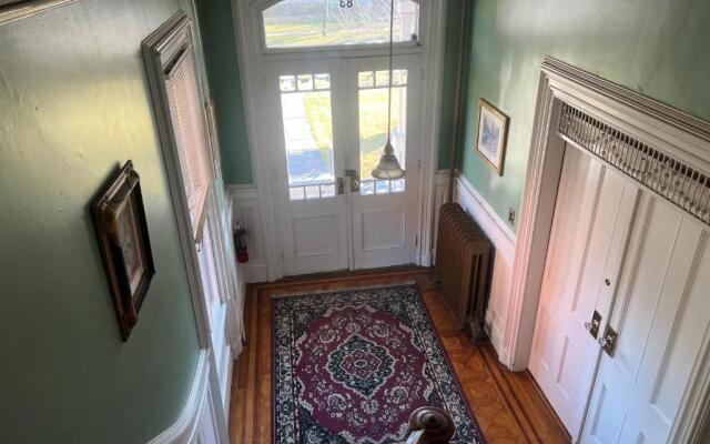 1 Br Private Victorian Apt in Convenient City Location on Half Acre Sleeps 4