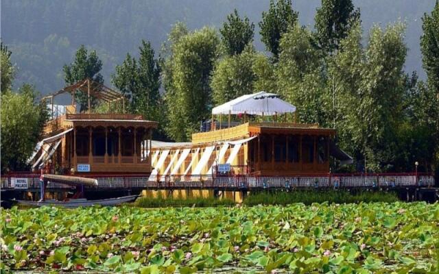 Royal Group of Houseboats